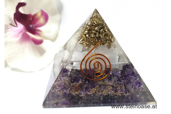 Orgonit Pyramide: Amethyst & Selenit & Metallspäne in Spitze